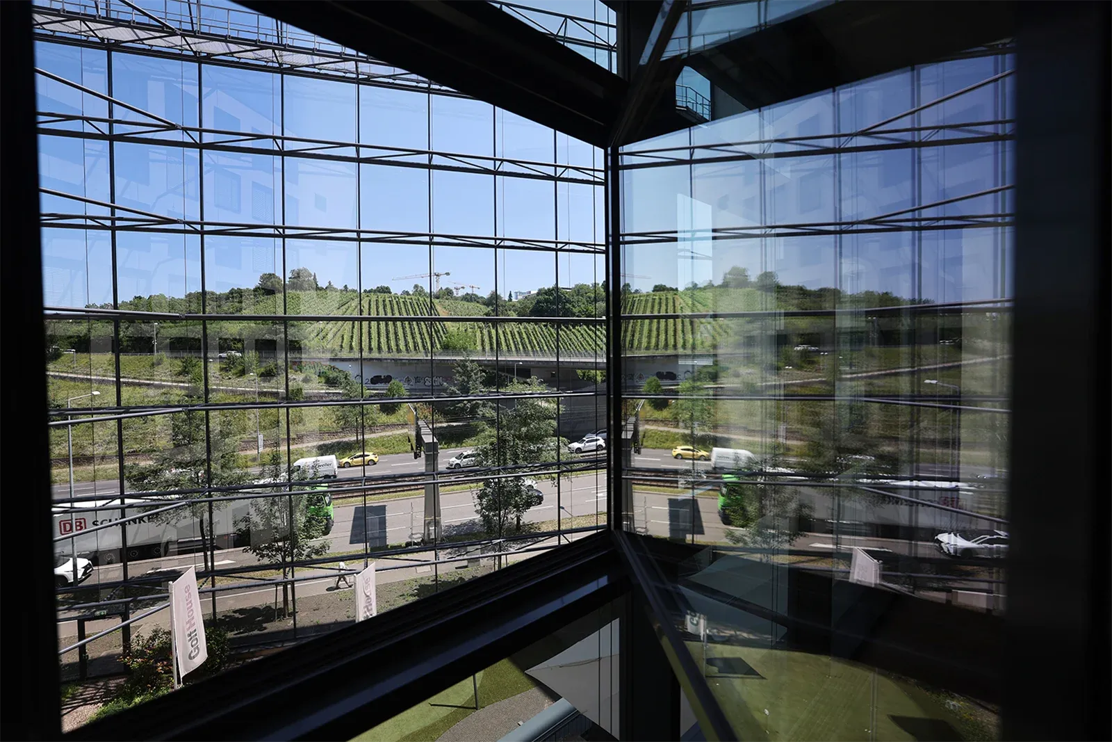 Moderne Glasfassade mit Blick auf die Weinberge, Oasis II, Stuttgart